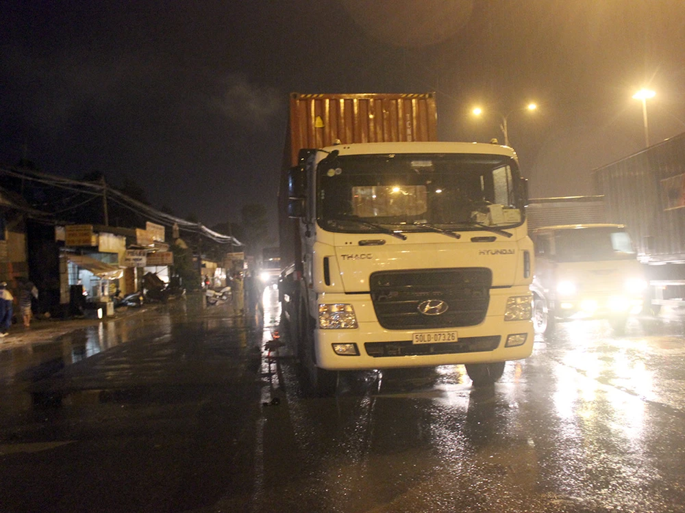 Xe container cuốn cháu bé 11 tuổi đang đi học vào gầm. 